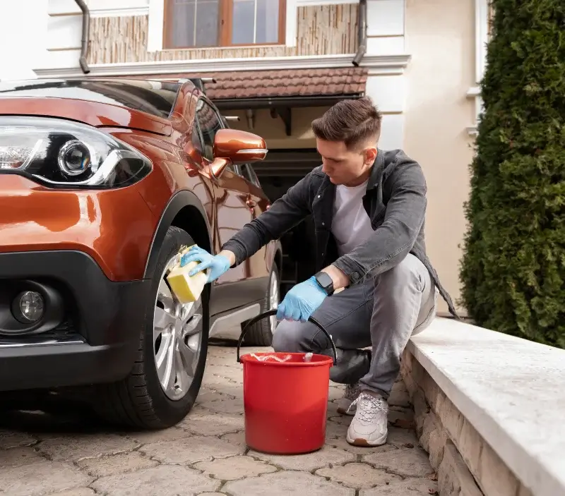Lavage auto à domicile Saurais : professionnel intervenant sur un véhicule
